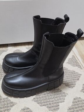 Like New Charles & Keith Women's  Black Leather Platform Classic Chelsea Boots